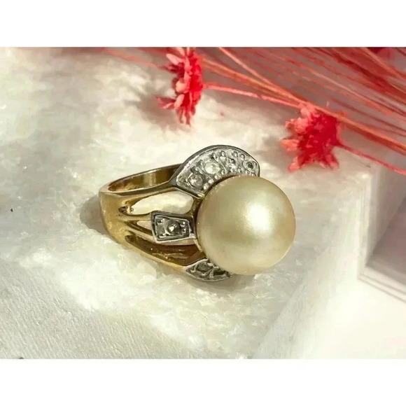 Vintage Gold Tone Gemstone Lined Split Shank Faux Pearl Classic Ring - size 5 - Picture 8 of 9